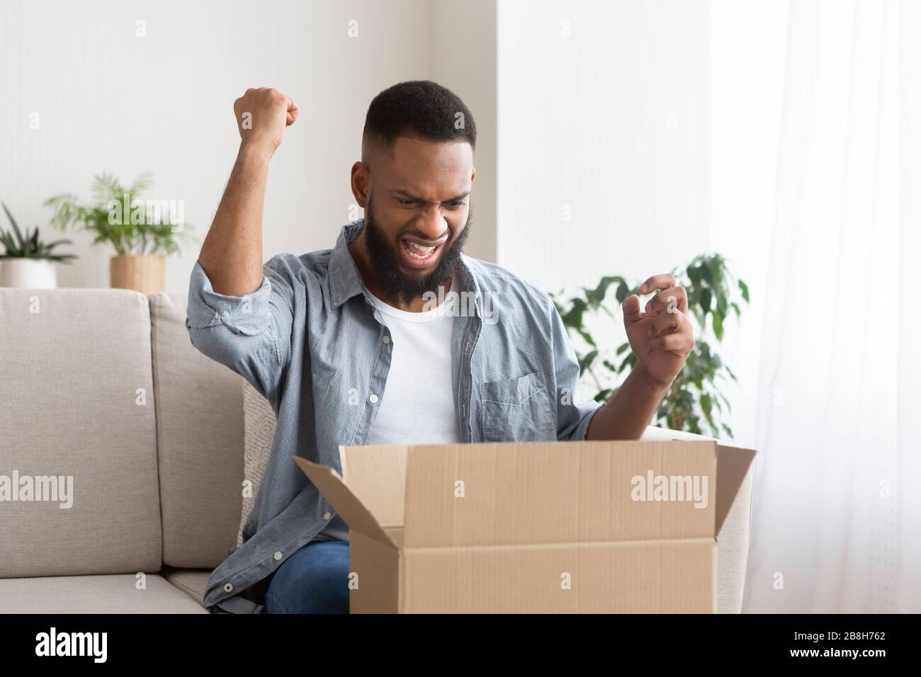 Il cliente disimballare la scatola si sente eccitato con l'ordine di buona qualità Foto Stock