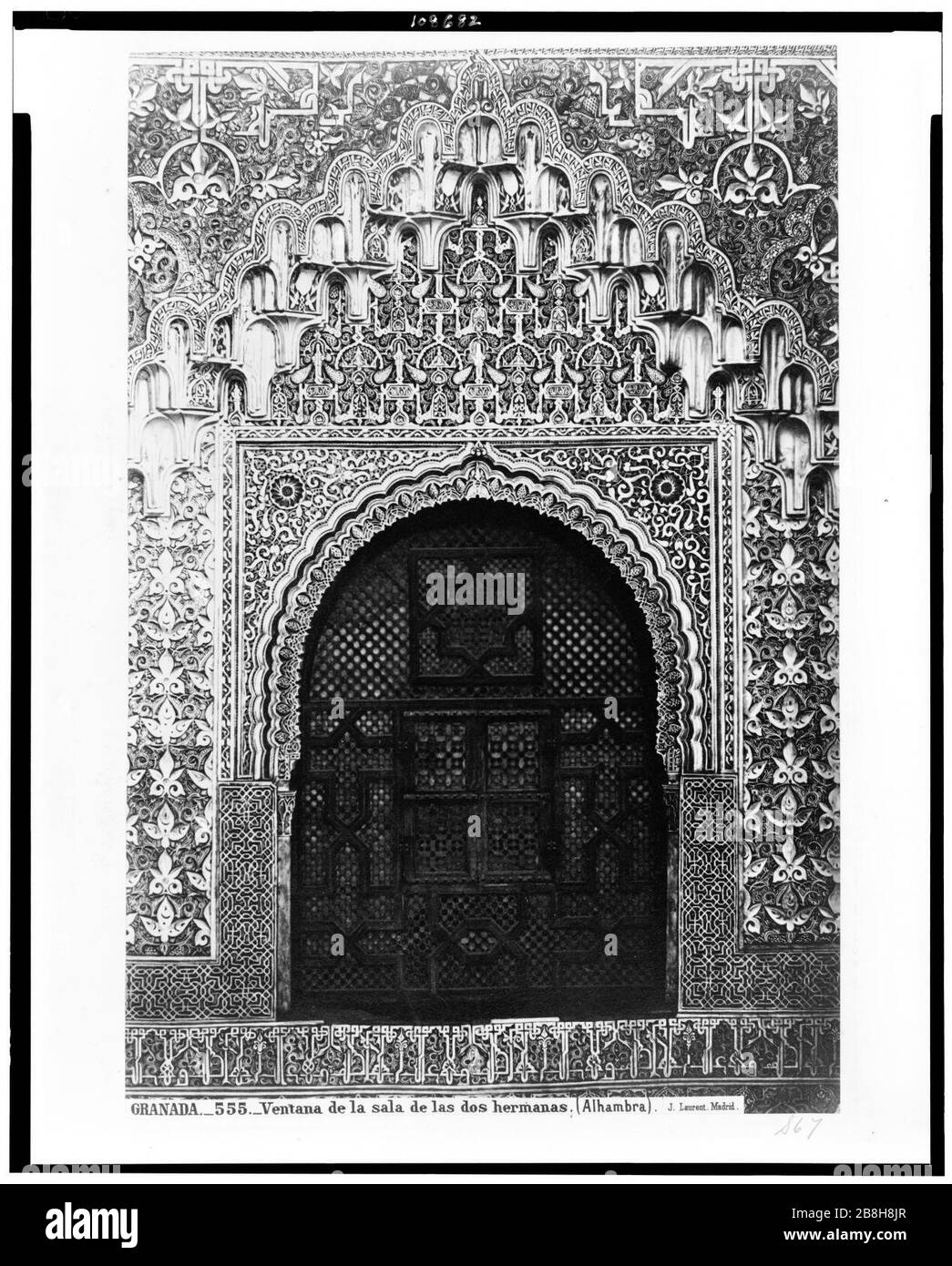 Granada. Ventana de la Sala de las Dos Hermanas (Alhambra) - J. Laurent. Madrid. Foto Stock