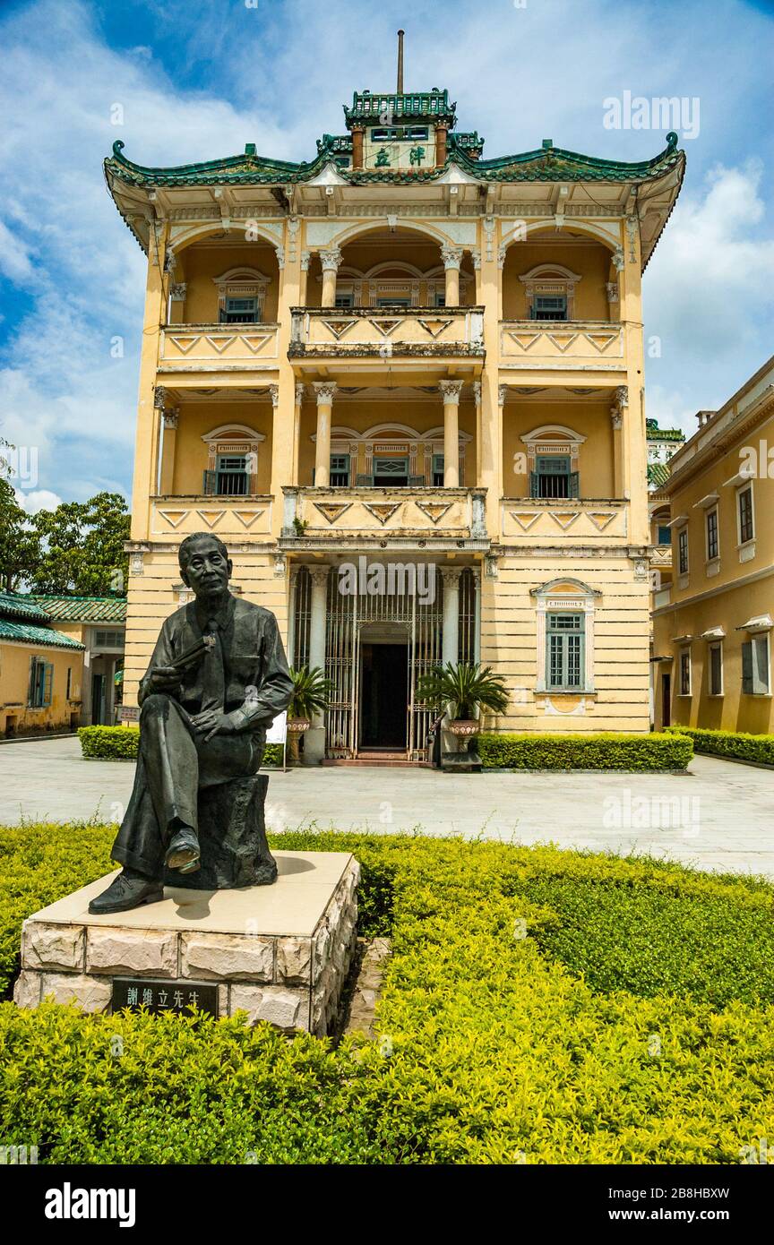 Statua di Xie Weili al complesso li Garden che egli costruì nel villaggio di Genghua, Kaiping. Foto Stock