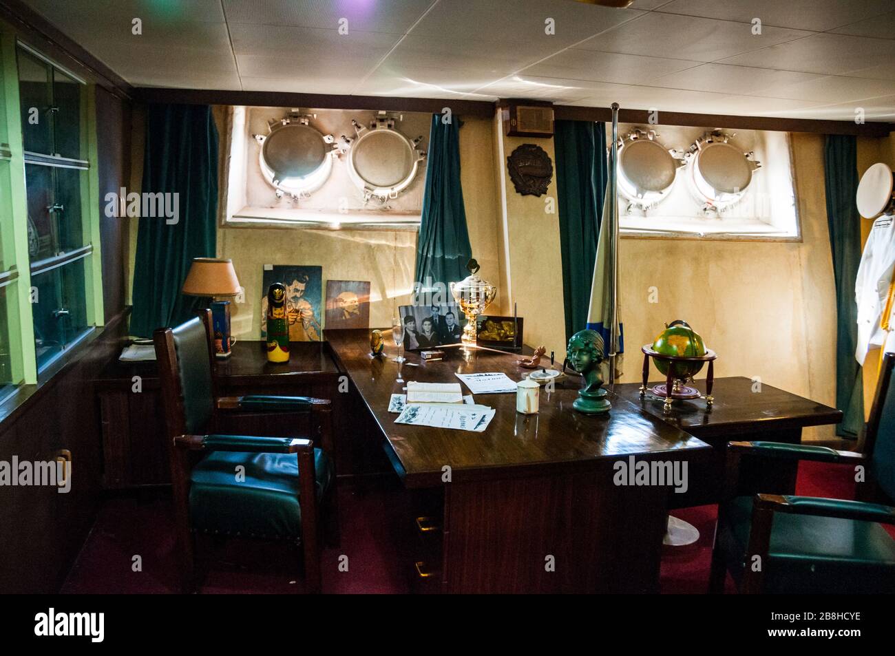 Il capitano dell'ufficio su Minsk un vecchio aerei sovietici portante in uso come un militare di parco a tema in Yantian, Shenzhen, Cina. Foto Stock