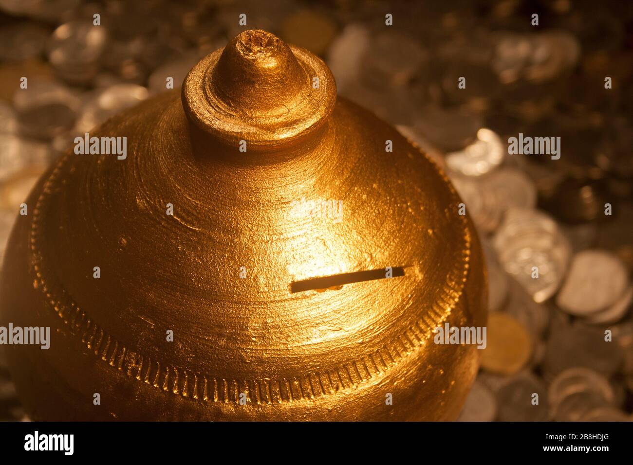 Gullak è il nome tradizionale di un contenitore di moneta o banca indiana di piggy, solitamente usato dai bambini in India rurale, moneta Foto Stock