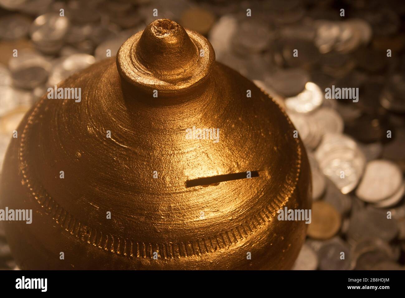 Gullak è il nome tradizionale di un contenitore di moneta o banca indiana di piggy, solitamente usato dai bambini in India rurale, moneta Foto Stock