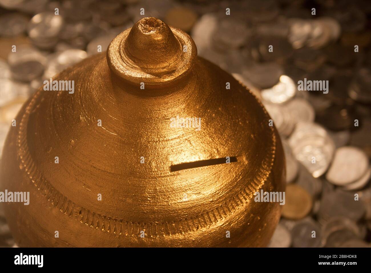 Gullak è il nome tradizionale di un contenitore di moneta o banca indiana di piggy, solitamente usato dai bambini in India rurale, moneta Foto Stock