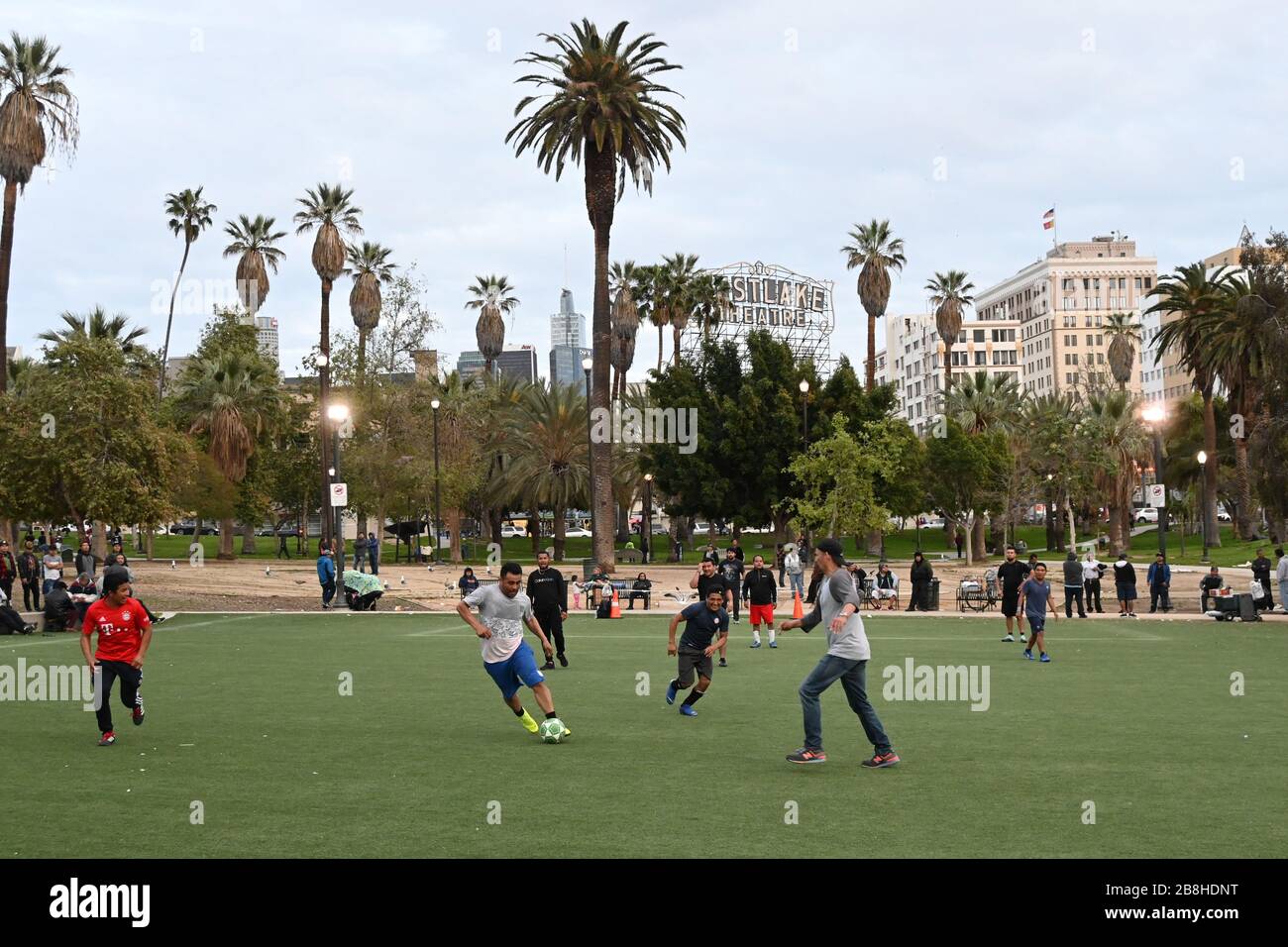 La gente gioca a calcio al MacArthur Park sulla scia dell'epidemia di coronavirus COVID-19, sabato 21 marzo 2020, a Los Angeles. (Foto di IOS/Espa-Images) Foto Stock