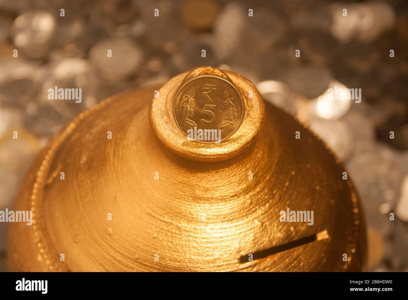 Gullak è il nome tradizionale di un contenitore di moneta o banca indiana di piggy, solitamente usato dai bambini in India rurale, moneta Foto Stock