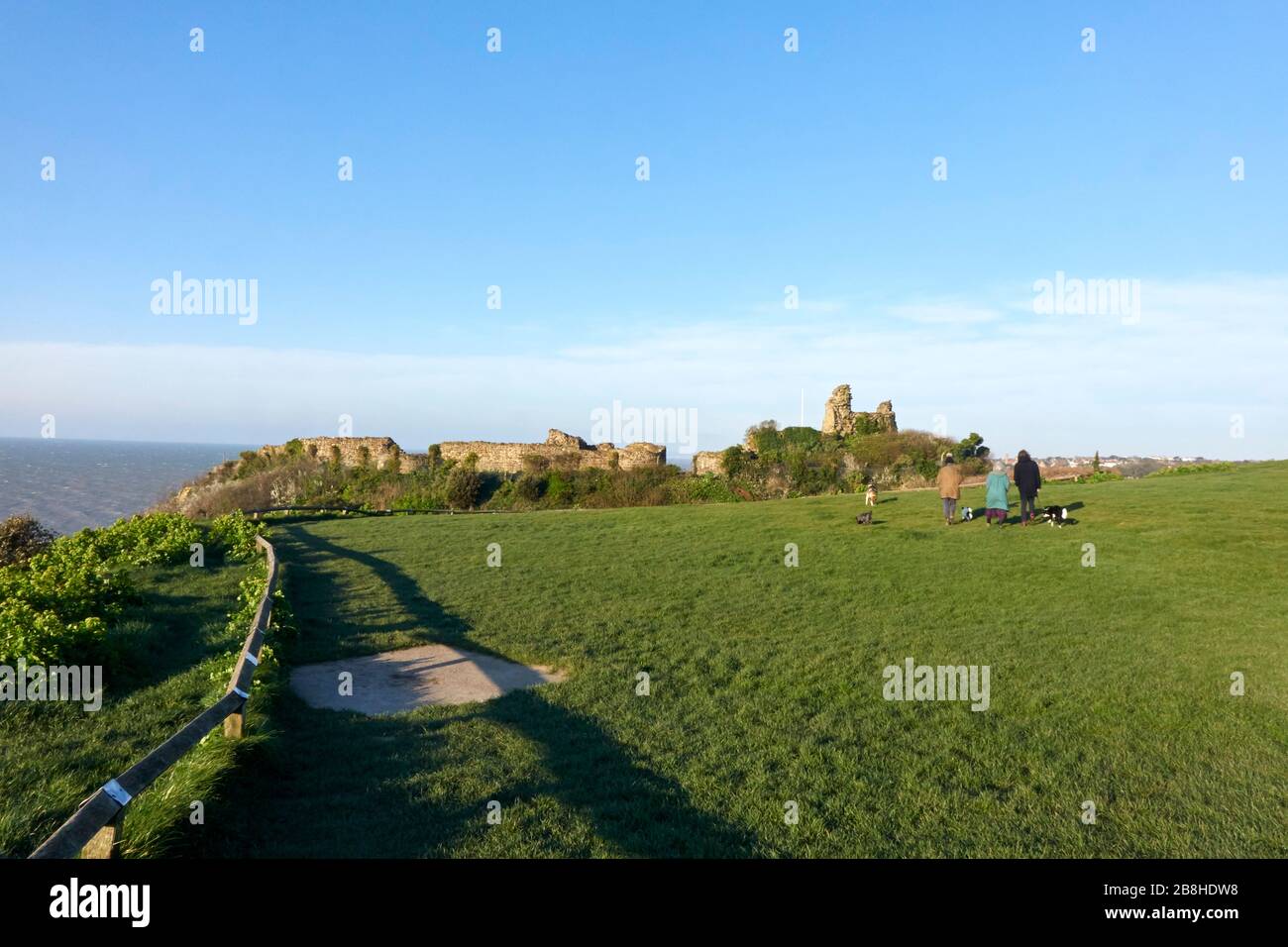 Hastings, Sussex orientale, Regno Unito. 22 marzo 2020. Al Castello di Hastings, alcuni escursionisti di cani approfittano di una giornata di primavera soleggiata e luminosa per fare qualche esercizio nella tranquilla mattina presto. Foto Stock