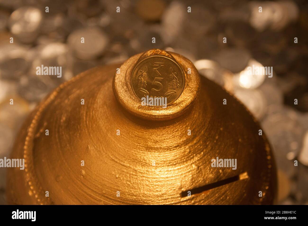Gullak è il nome tradizionale di un contenitore di moneta o banca indiana di piggy, solitamente usato dai bambini in India rurale, moneta Foto Stock