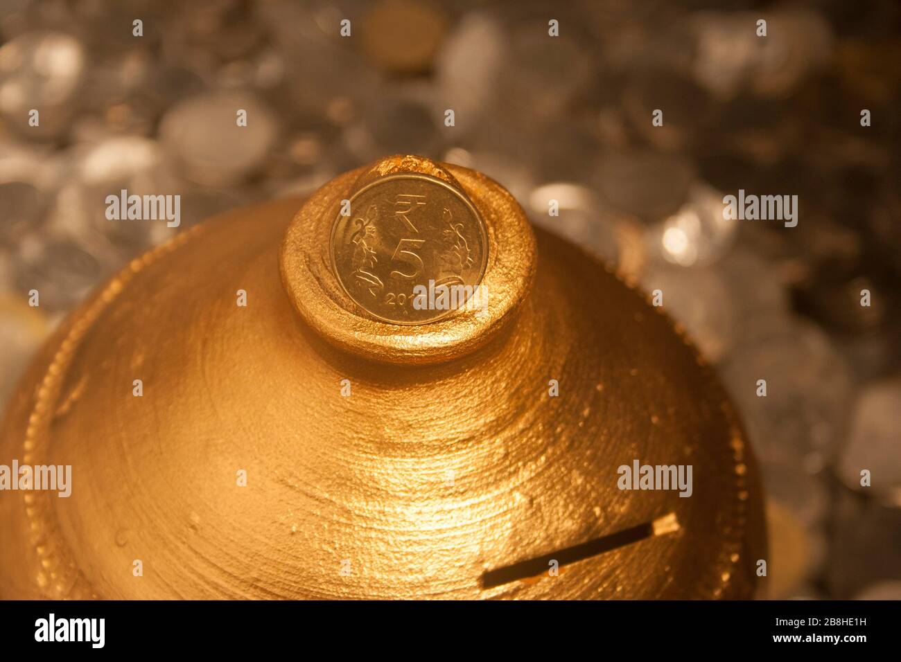 Gullak è il nome tradizionale di un contenitore di moneta o banca indiana di piggy, solitamente usato dai bambini in India rurale, moneta Foto Stock