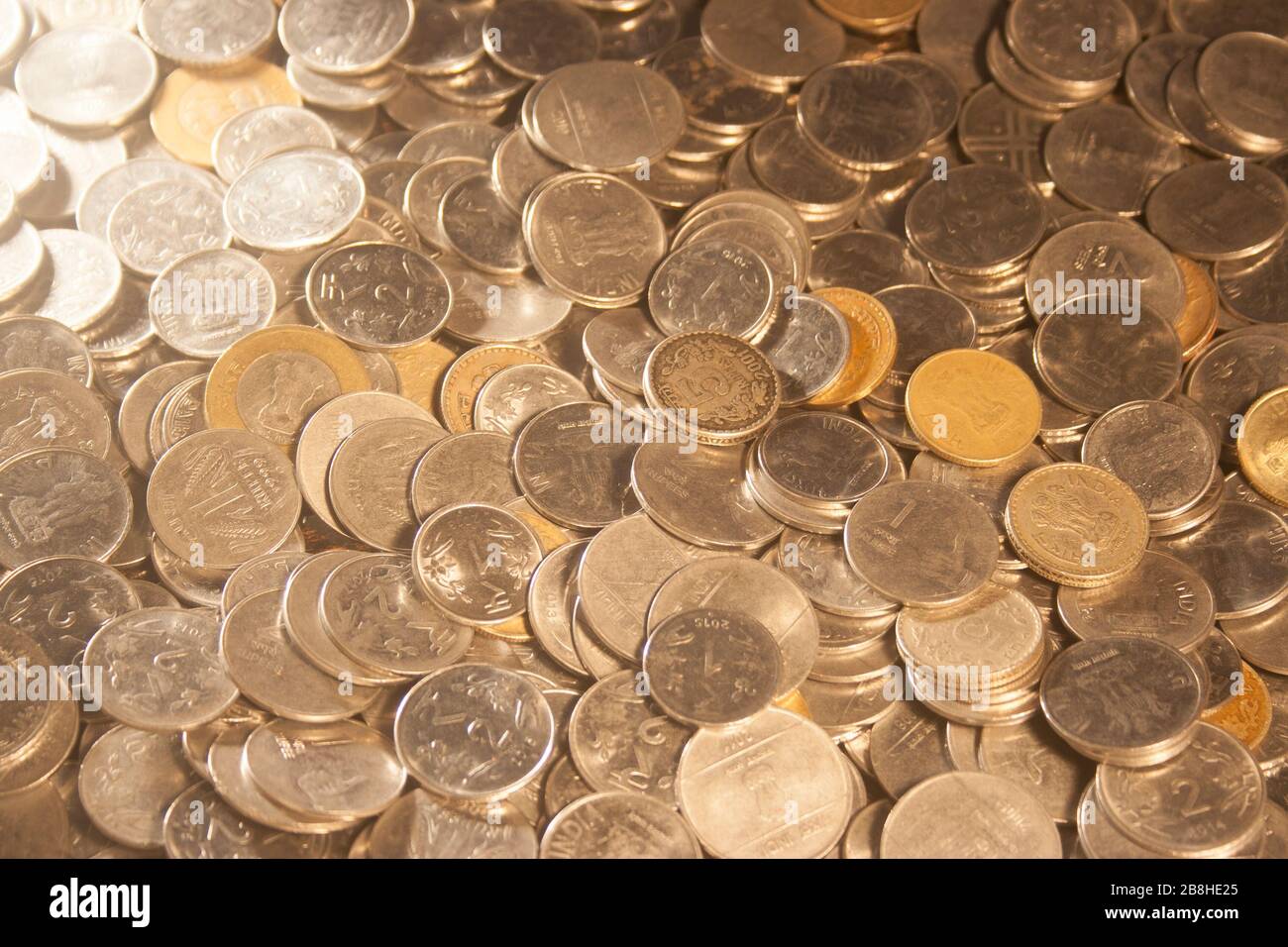 Gullak è il nome tradizionale di un contenitore di moneta o banca indiana di piggy, solitamente usato dai bambini in India rurale, moneta Foto Stock