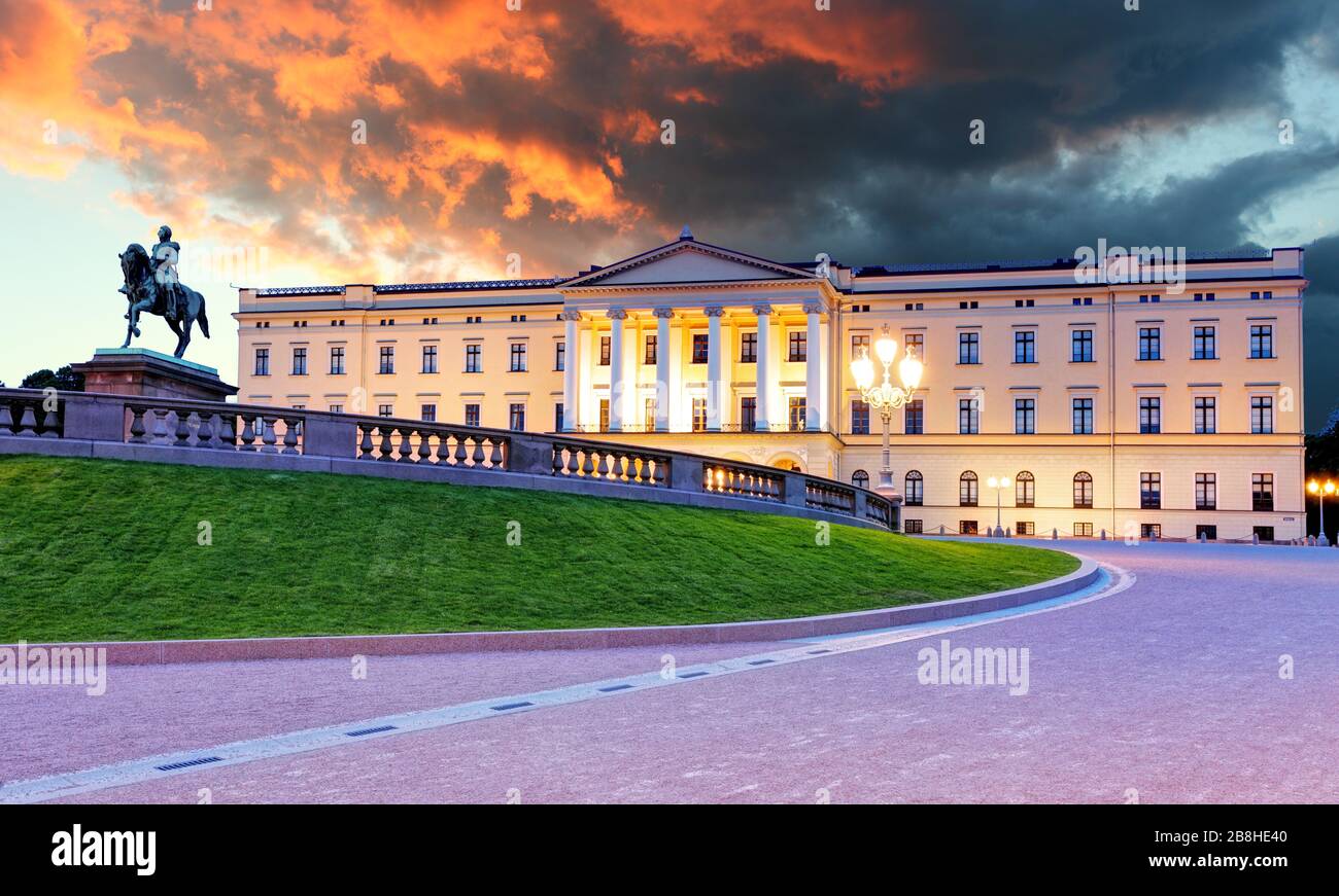 Il palazzo reale di Oslo, Norvegia Foto Stock