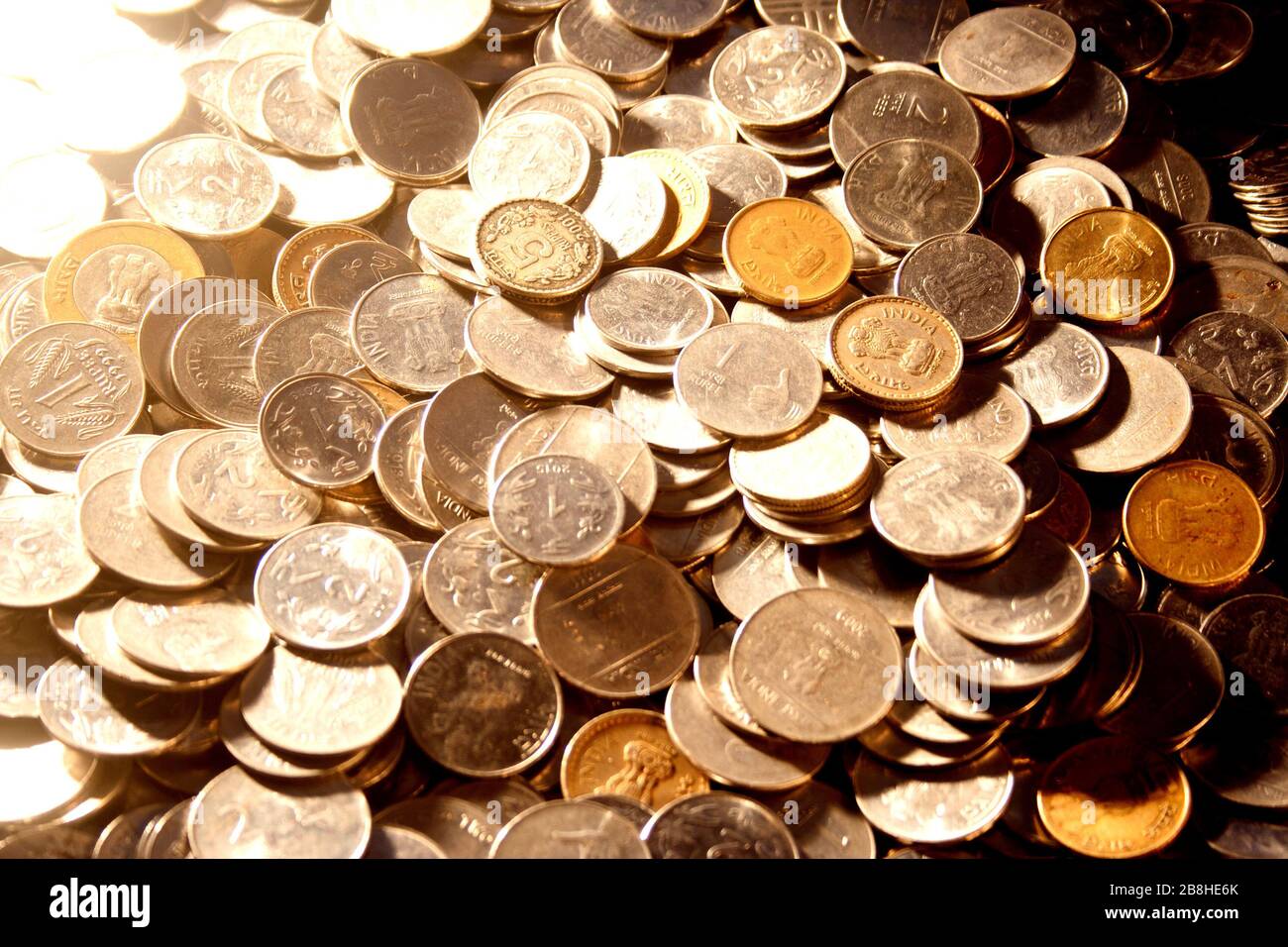 Gullak è il nome tradizionale di un contenitore di moneta o banca indiana di piggy, solitamente usato dai bambini in India rurale, moneta Foto Stock