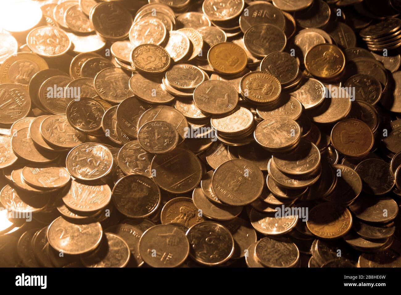 Gullak è il nome tradizionale di un contenitore di moneta o banca indiana di piggy, solitamente usato dai bambini in India rurale, moneta Foto Stock