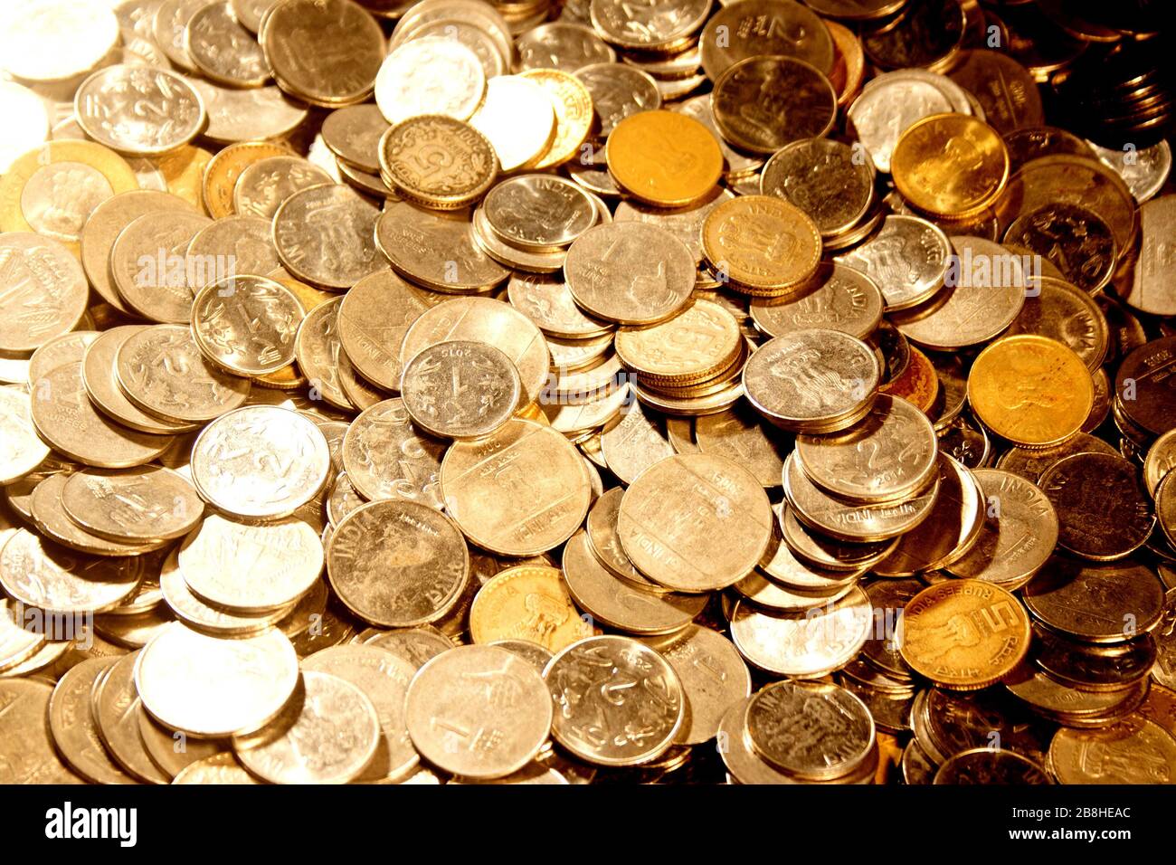 Gullak è il nome tradizionale di un contenitore di moneta o banca indiana di piggy, solitamente usato dai bambini in India rurale, moneta Foto Stock