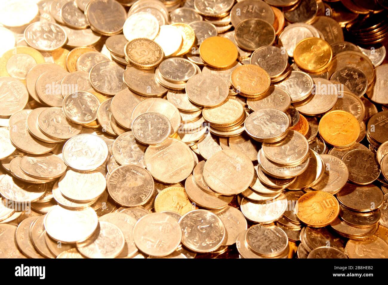 Gullak è il nome tradizionale di un contenitore di moneta o banca indiana di piggy, solitamente usato dai bambini in India rurale, moneta Foto Stock