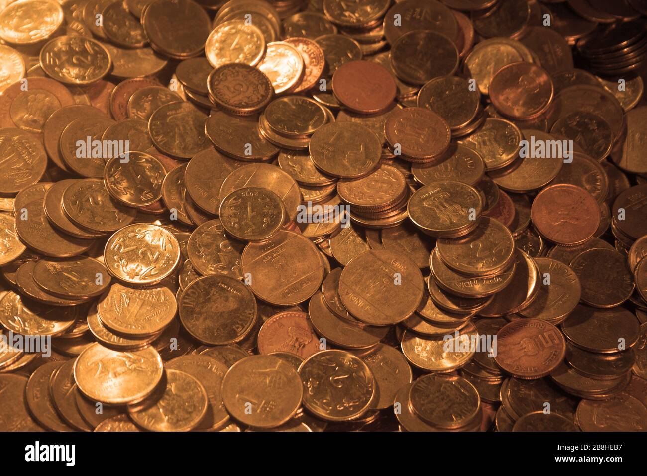 Gullak è il nome tradizionale di un contenitore di moneta o banca indiana di piggy, solitamente usato dai bambini in India rurale, moneta Foto Stock