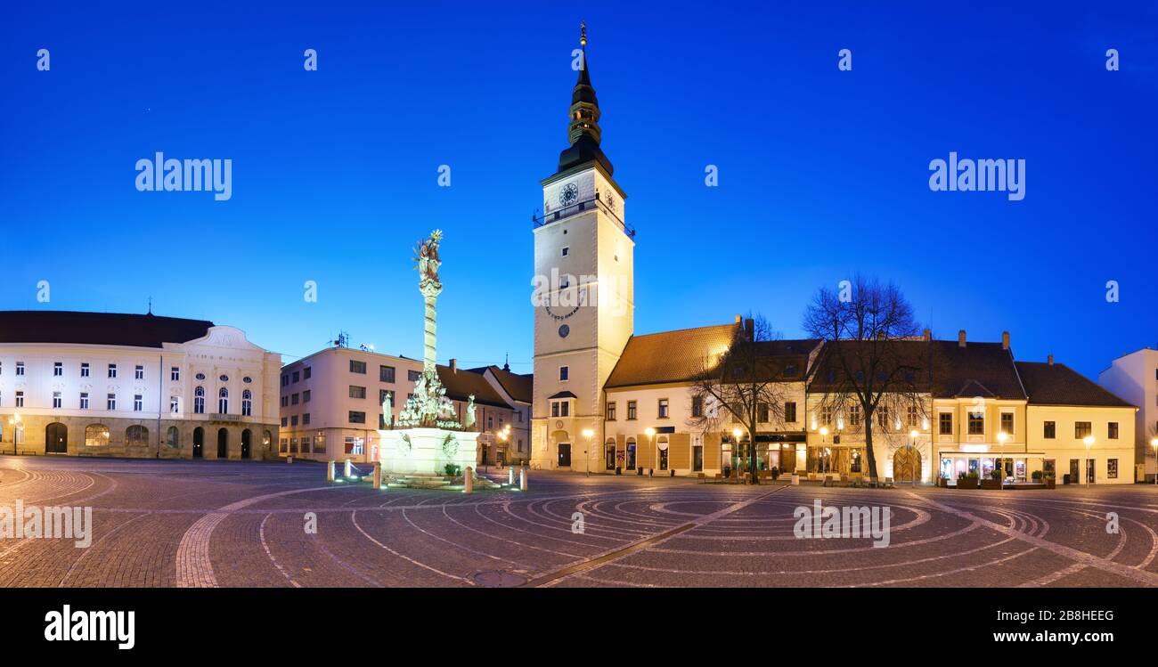 Città di Trnava - Slovacchia, piazza principale con torre Foto Stock