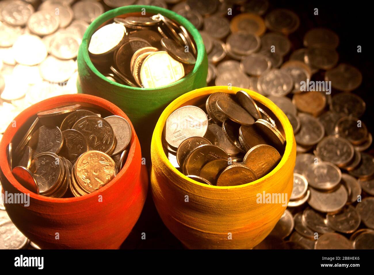 Gullak è il nome tradizionale di un contenitore di moneta o banca indiana di piggy, solitamente usato dai bambini in India rurale, moneta Foto Stock