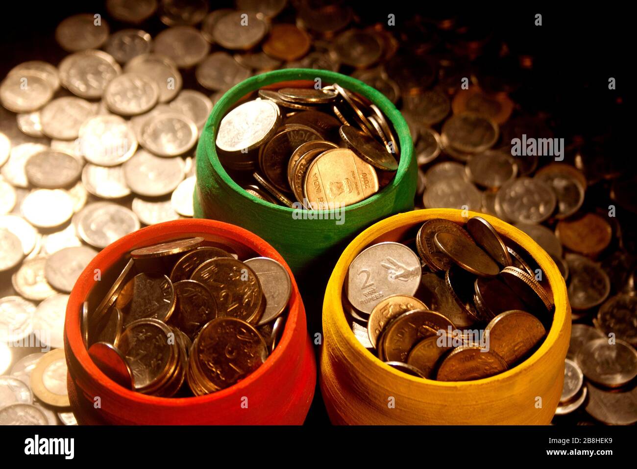 Gullak è il nome tradizionale di un contenitore di moneta o banca indiana di piggy, solitamente usato dai bambini in India rurale, moneta Foto Stock