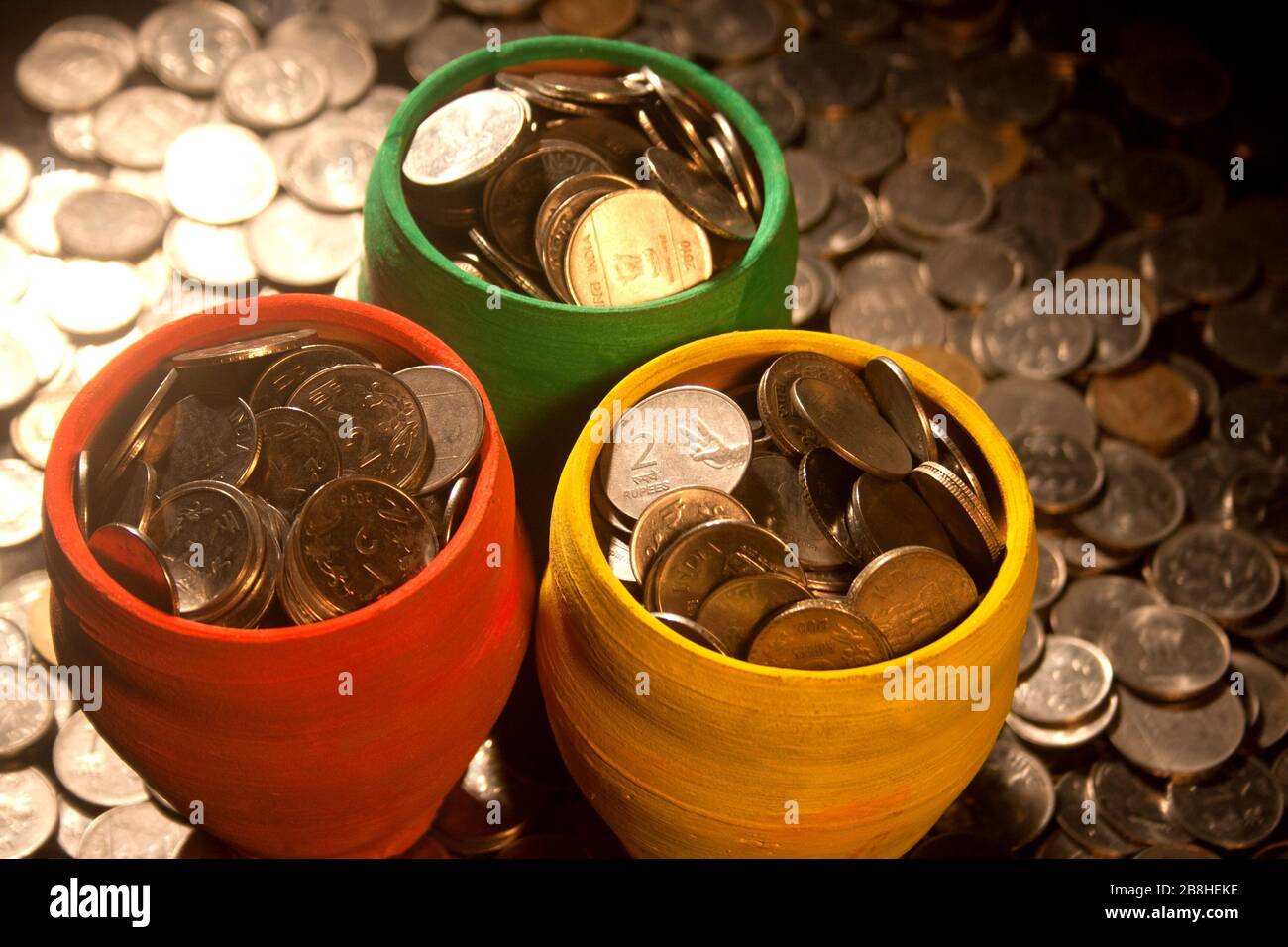 Gullak è il nome tradizionale di un contenitore di moneta o banca indiana di piggy, solitamente usato dai bambini in India rurale, moneta Foto Stock