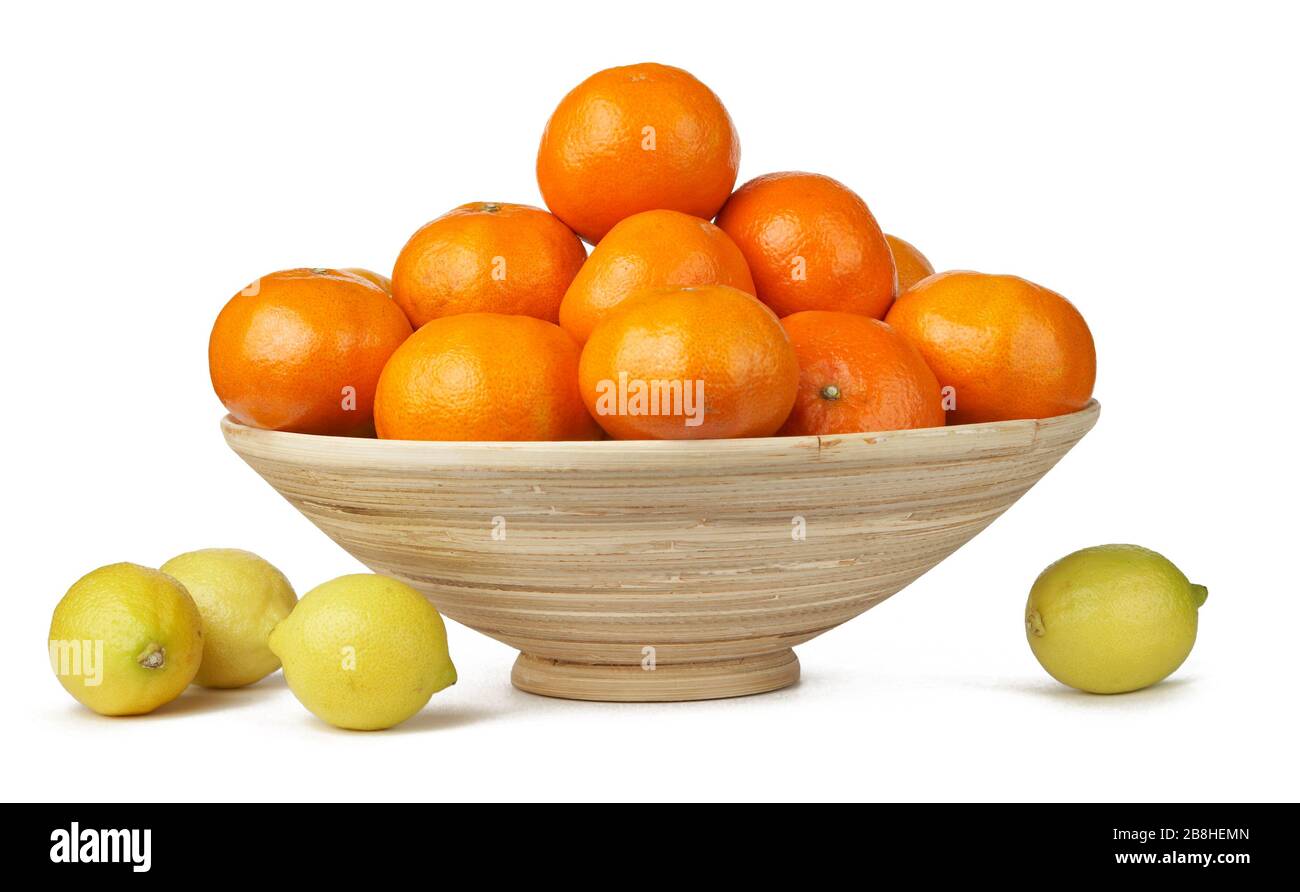 Frutti tropicali nel cesto intrecciato isolato. Üandarins, limoni. Per la progettazione di interni Foto Stock