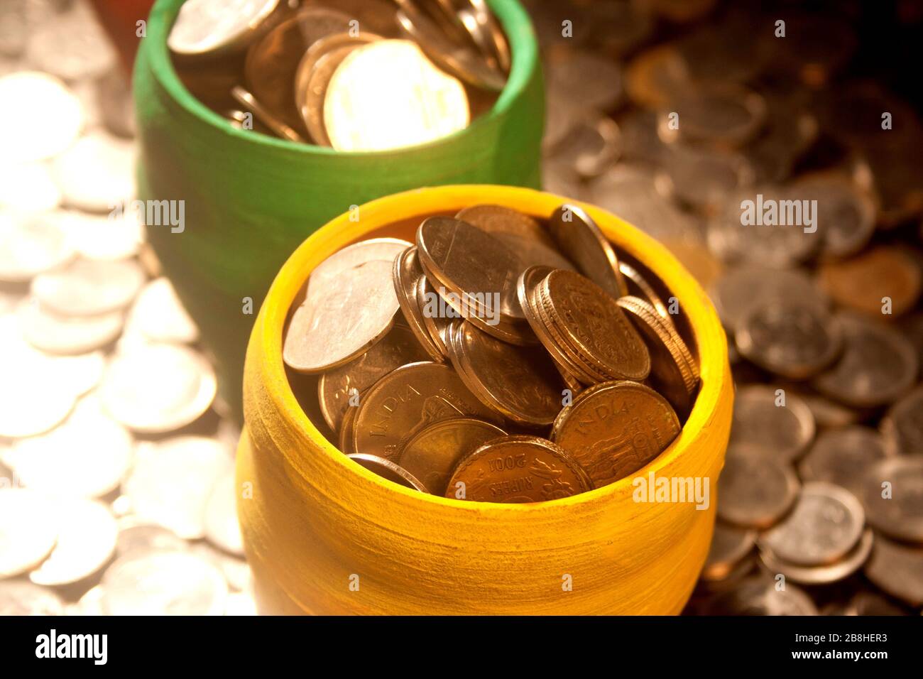 Gullak è il nome tradizionale di un contenitore di moneta o banca indiana di piggy, solitamente usato dai bambini in India rurale, moneta Foto Stock