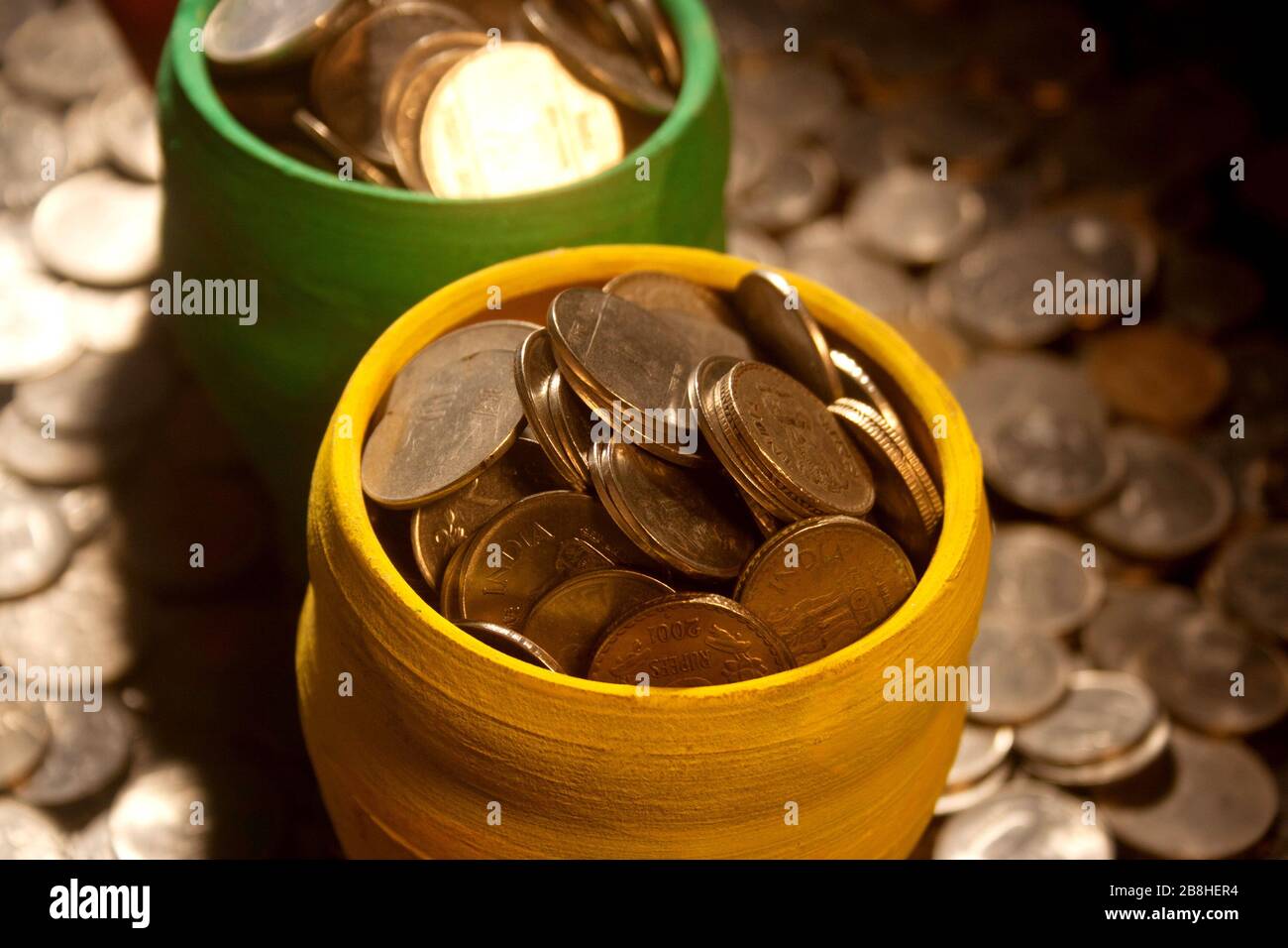 Gullak è il nome tradizionale di un contenitore di moneta o banca indiana di piggy, solitamente usato dai bambini in India rurale, moneta Foto Stock