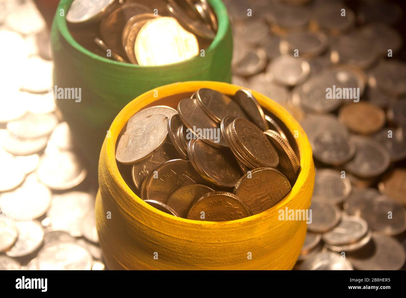 Gullak è il nome tradizionale di un contenitore di moneta o banca indiana di piggy, solitamente usato dai bambini in India rurale, moneta Foto Stock