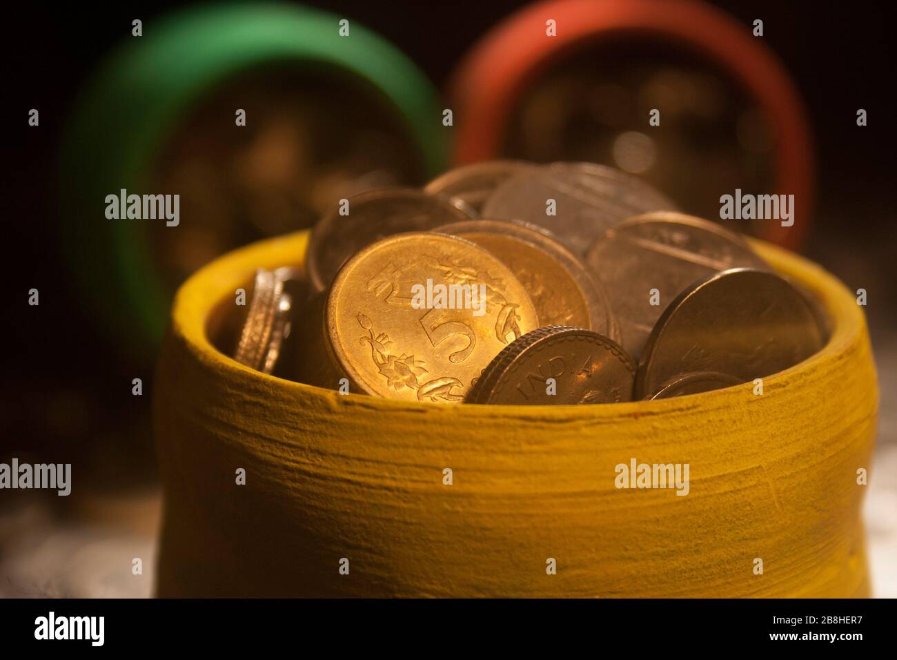 Gullak è il nome tradizionale di un contenitore di moneta o banca indiana di piggy, solitamente usato dai bambini in India rurale, moneta Foto Stock