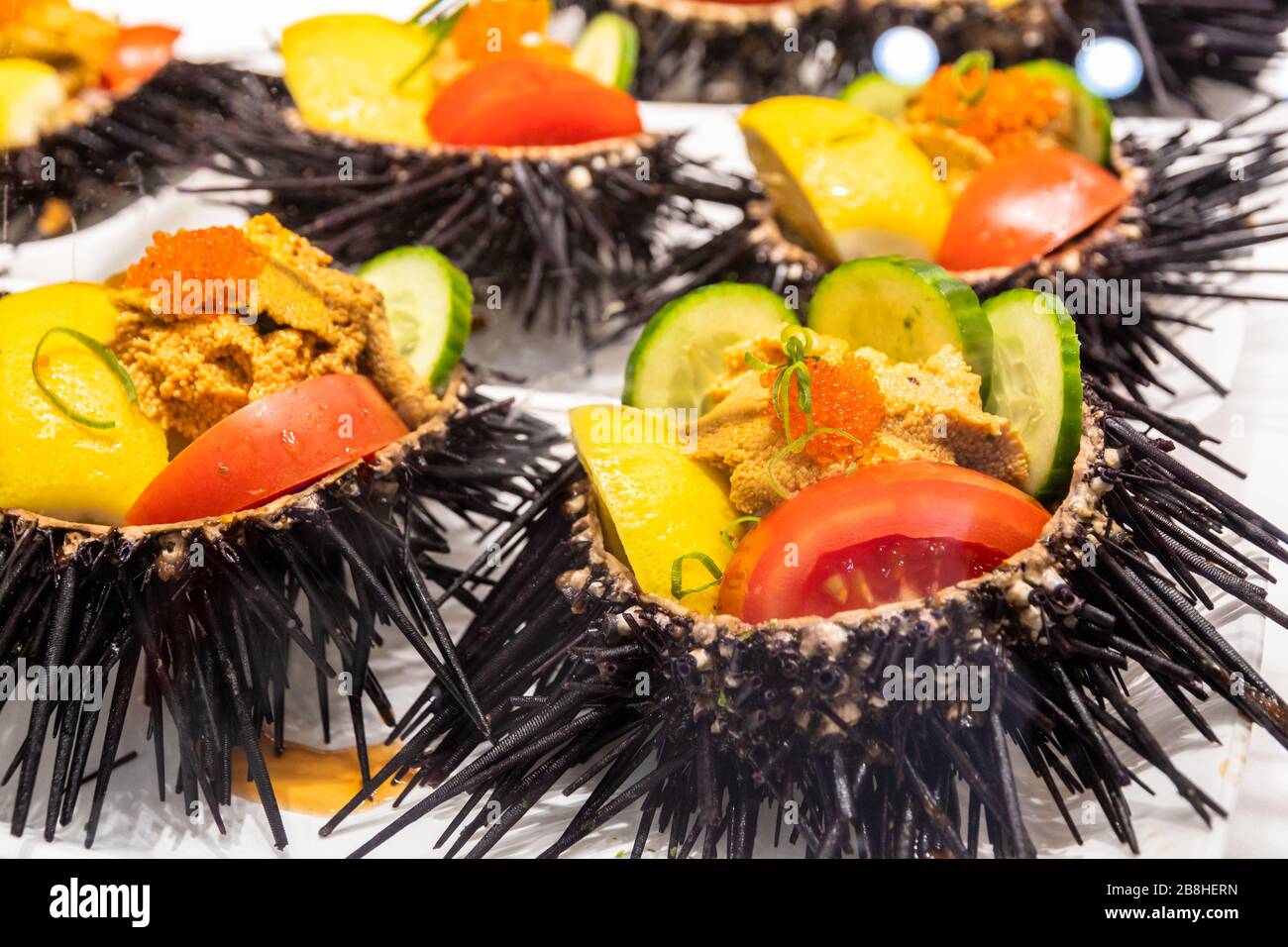 Primo piano di ricci di mare crudi vestiti dal mercato Foto Stock