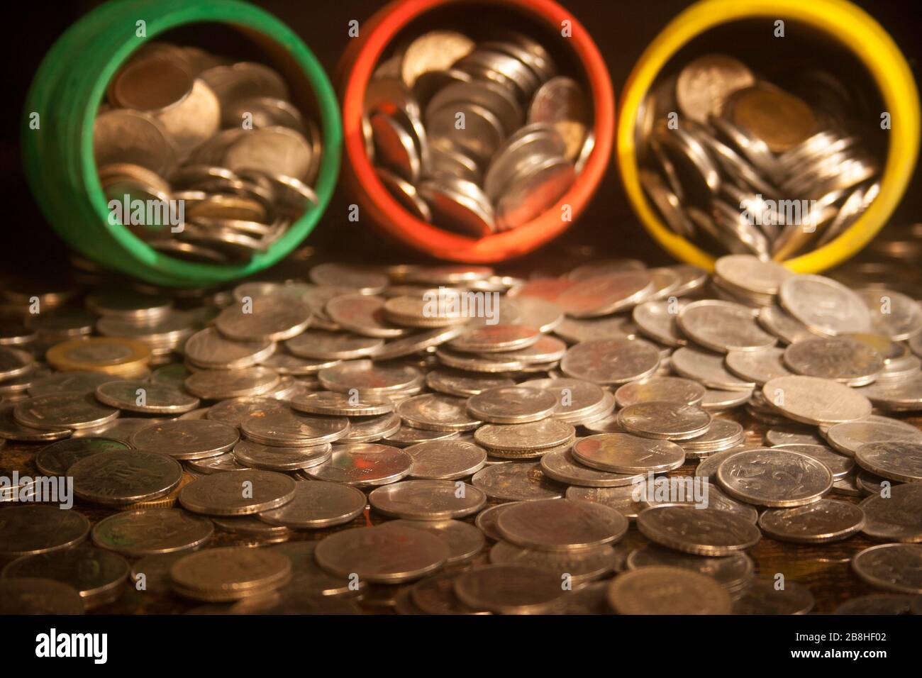 Gullak è il nome tradizionale di un contenitore di moneta o banca indiana di piggy, solitamente usato dai bambini in India rurale, moneta Foto Stock