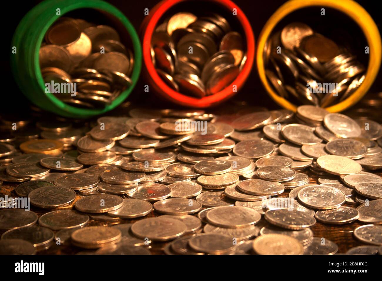 Gullak è il nome tradizionale di un contenitore di moneta o banca indiana di piggy, solitamente usato dai bambini in India rurale, moneta Foto Stock