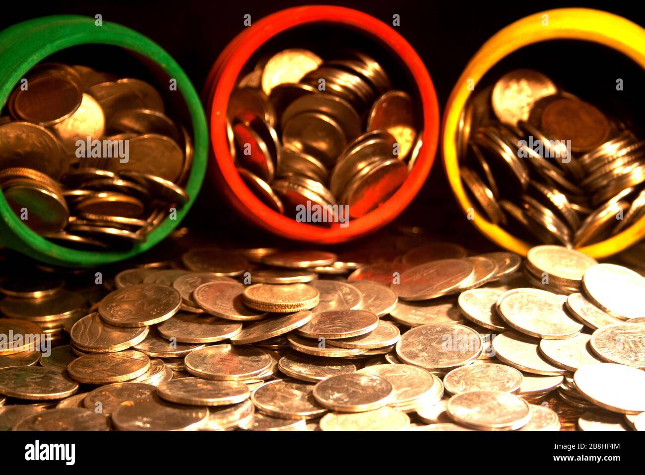 Gullak è il nome tradizionale di un contenitore di moneta o banca indiana di piggy, solitamente usato dai bambini in India rurale, moneta Foto Stock