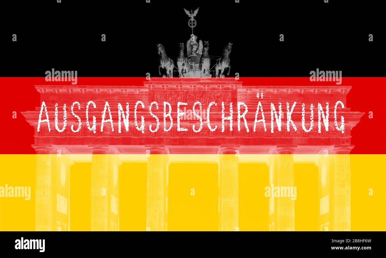 Ausgangsbeschränkung - tedesco per il coprifuoco - bandiera della Germania con la porta di Brandeburgo sovrapposta a Berlino Foto Stock
