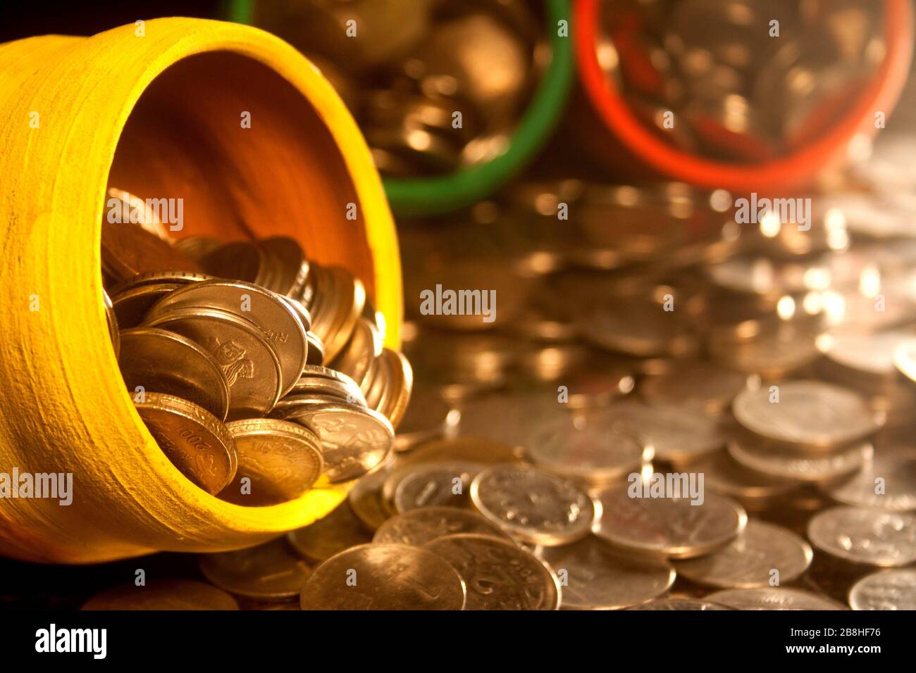 Gullak è il nome tradizionale di un contenitore di moneta o banca indiana di piggy, solitamente usato dai bambini in India rurale, moneta Foto Stock