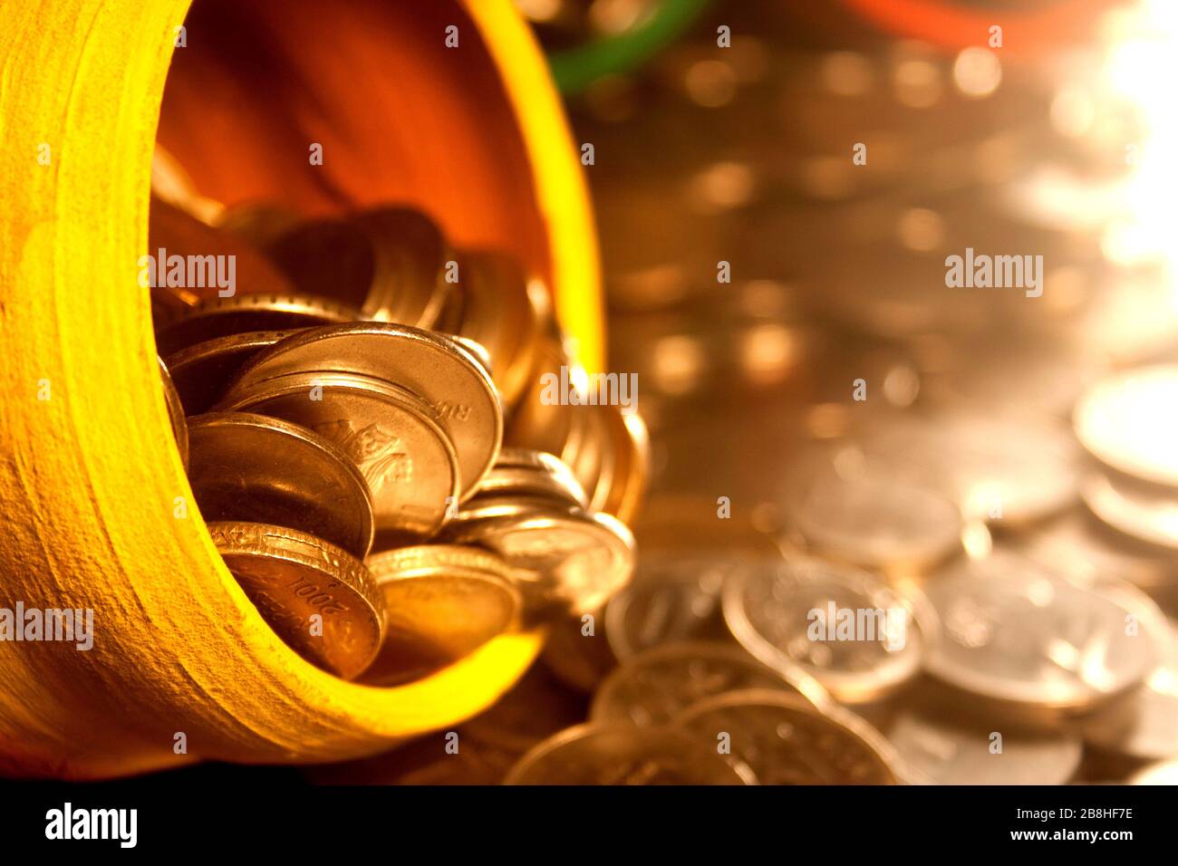 Gullak è il nome tradizionale di un contenitore di moneta o banca indiana di piggy, solitamente usato dai bambini in India rurale, moneta Foto Stock