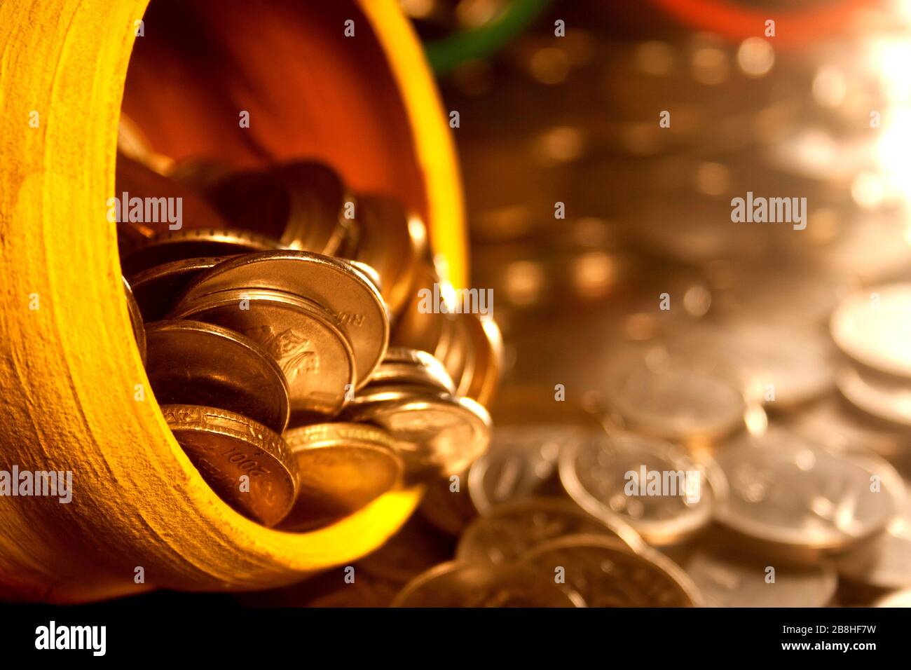 Gullak è il nome tradizionale di un contenitore di moneta o banca indiana di piggy, solitamente usato dai bambini in India rurale, moneta Foto Stock