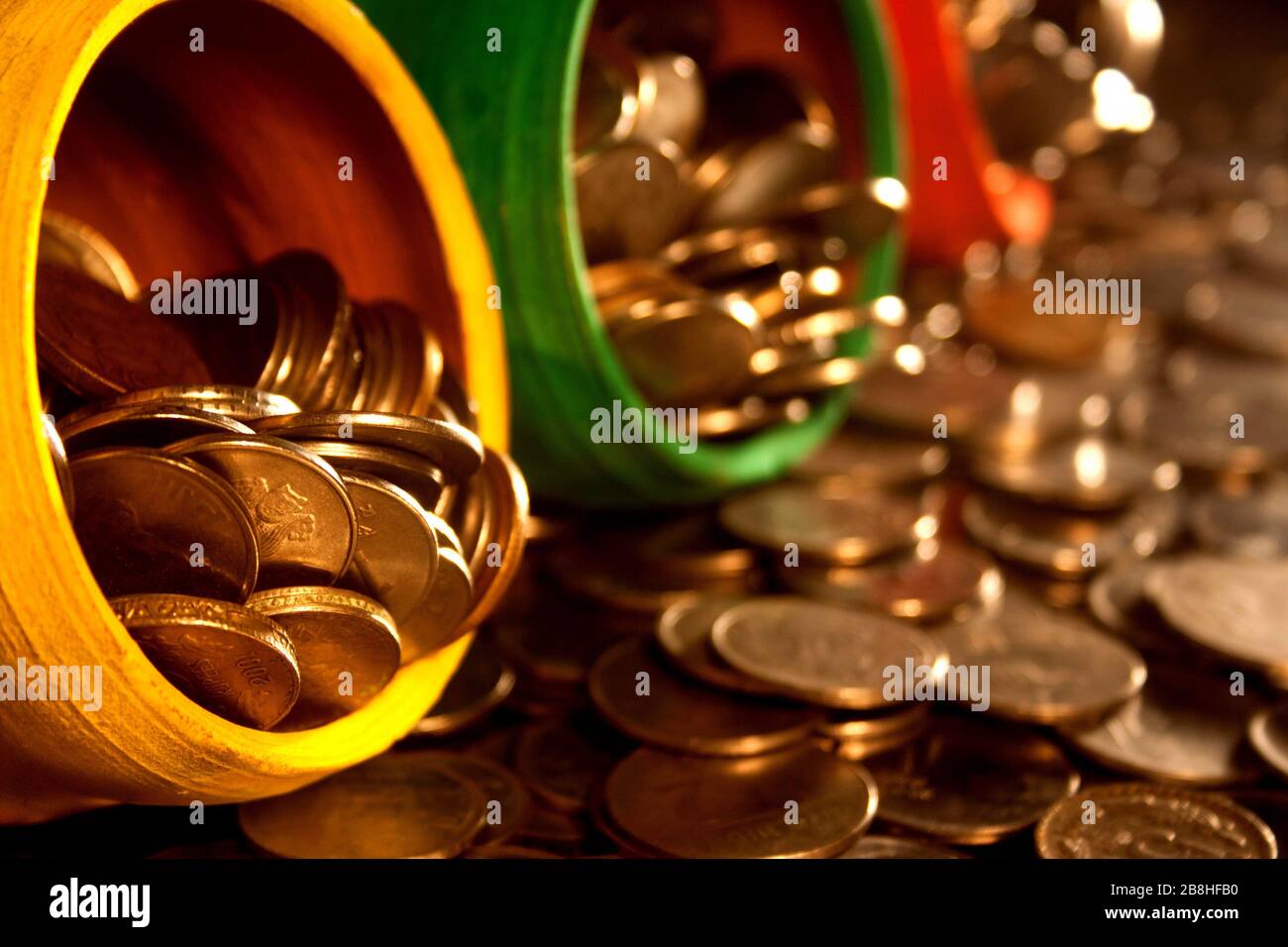 Gullak è il nome tradizionale di un contenitore di moneta o banca indiana di piggy, solitamente usato dai bambini in India rurale, moneta Foto Stock