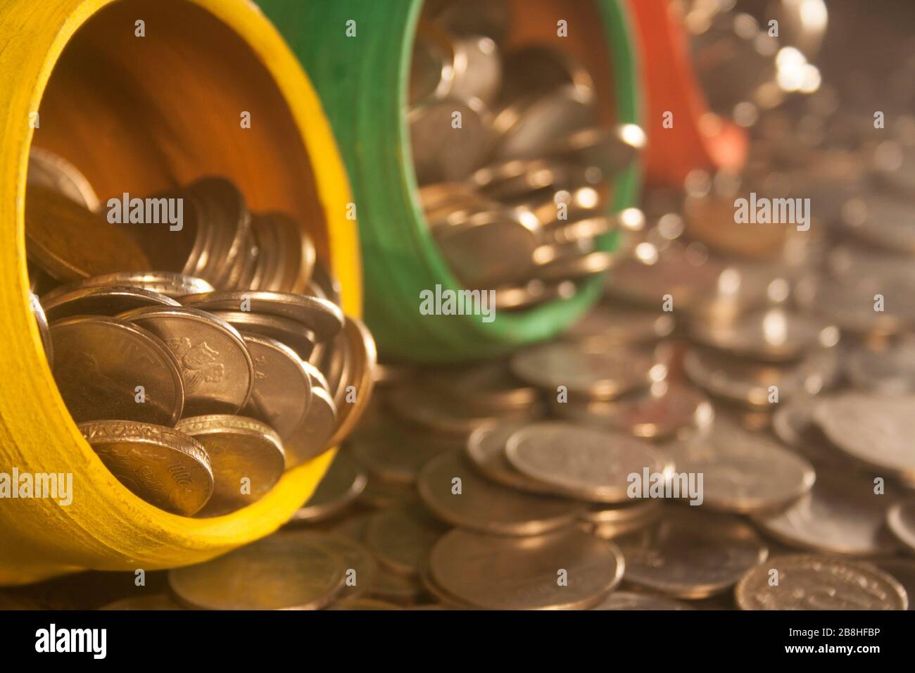 Gullak è il nome tradizionale di un contenitore di moneta o banca indiana di piggy, solitamente usato dai bambini in India rurale, moneta Foto Stock