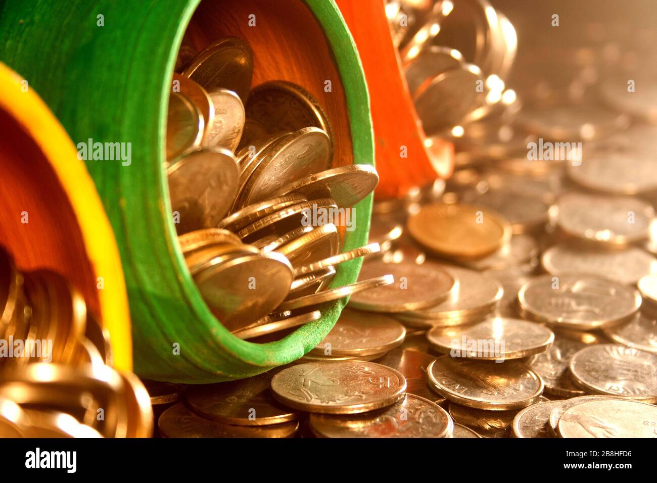 Gullak è il nome tradizionale di un contenitore di moneta o banca indiana di piggy, solitamente usato dai bambini in India rurale, moneta Foto Stock