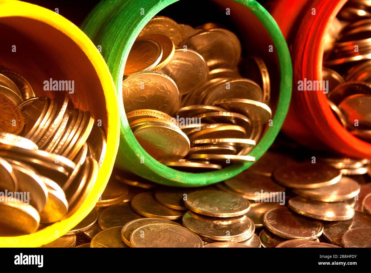 Gullak è il nome tradizionale di un contenitore di moneta o banca indiana di piggy, solitamente usato dai bambini in India rurale, moneta Foto Stock