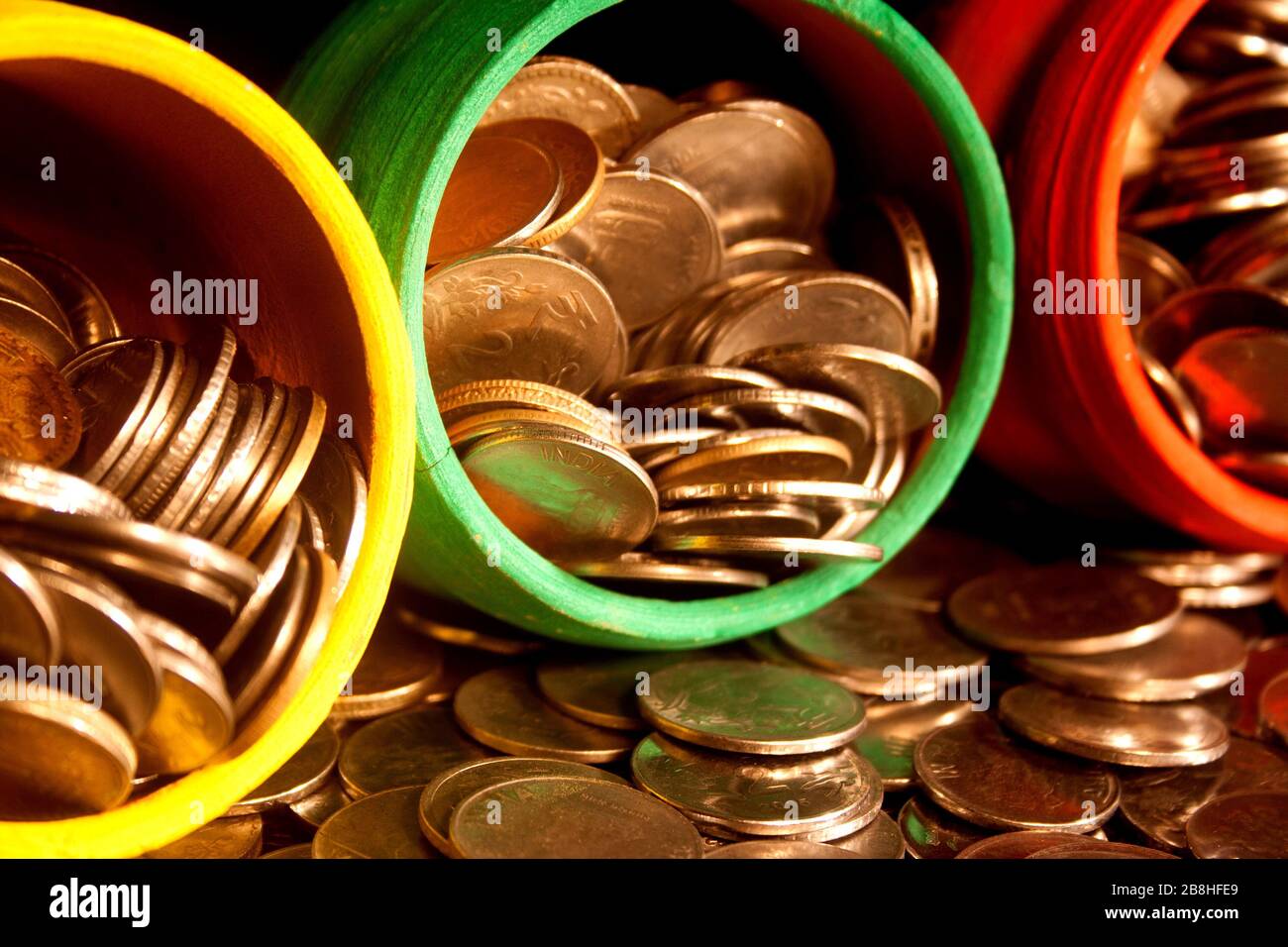 Gullak è il nome tradizionale di un contenitore di moneta o banca indiana di piggy, solitamente usato dai bambini in India rurale, moneta Foto Stock