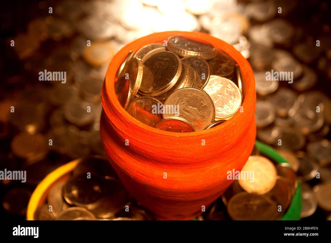 Gullak è il nome tradizionale di un contenitore di moneta o banca indiana di piggy, solitamente usato dai bambini in India rurale, moneta Foto Stock