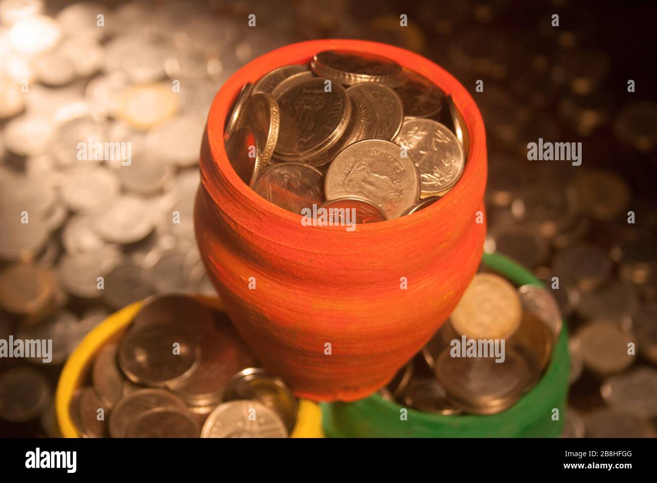 Gullak è il nome tradizionale di un contenitore di moneta o banca indiana di piggy, solitamente usato dai bambini in India rurale, moneta Foto Stock