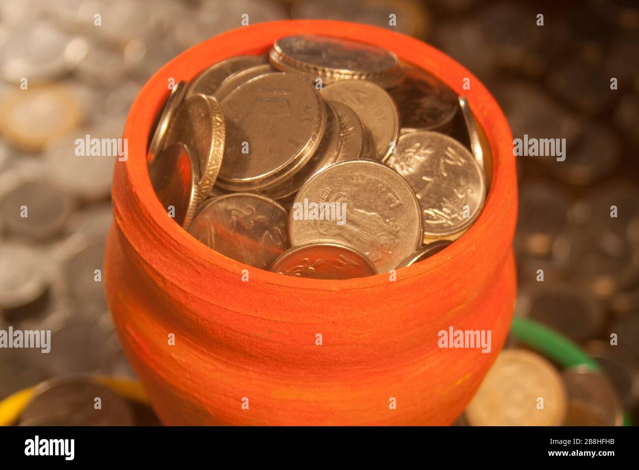 Gullak è il nome tradizionale di un contenitore di moneta o banca indiana di piggy, solitamente usato dai bambini in India rurale, moneta Foto Stock