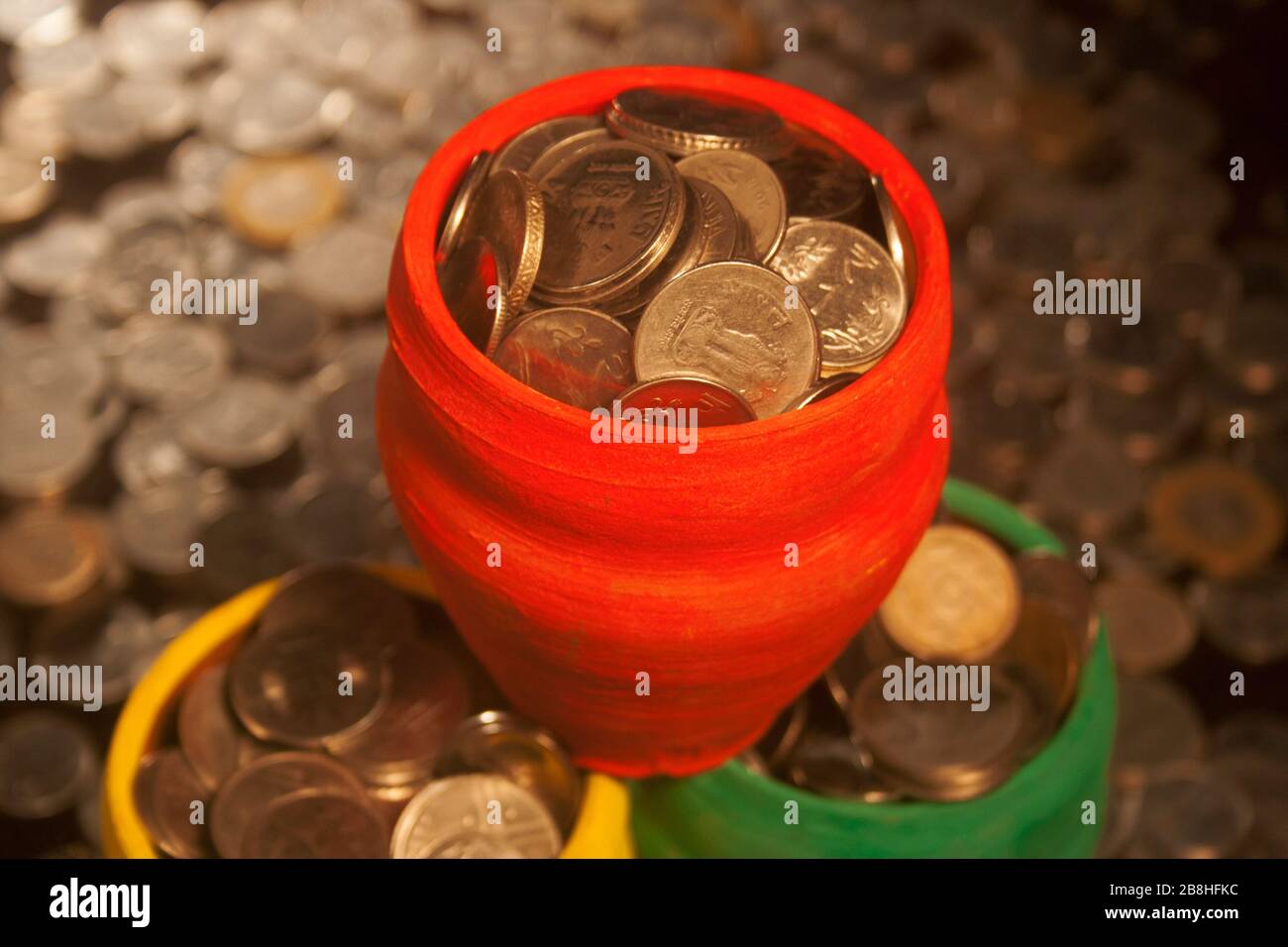 Gullak è il nome tradizionale di un contenitore di moneta o banca indiana di piggy, solitamente usato dai bambini in India rurale, moneta Foto Stock