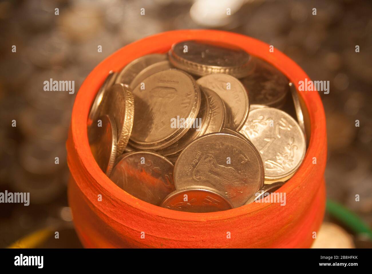 Gullak è il nome tradizionale di un contenitore di moneta o banca indiana di piggy, solitamente usato dai bambini in India rurale, moneta Foto Stock