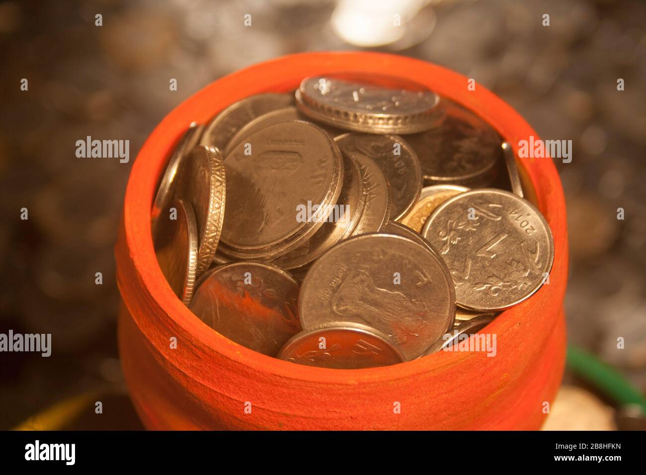 Gullak è il nome tradizionale di un contenitore di moneta o banca indiana di piggy, solitamente usato dai bambini in India rurale, moneta Foto Stock