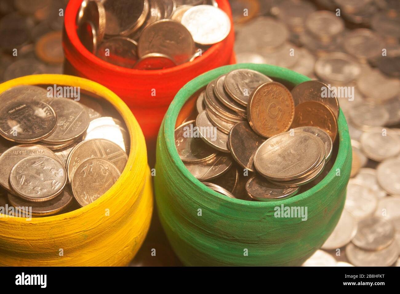 Gullak è il nome tradizionale di un contenitore di moneta o banca indiana di piggy, solitamente usato dai bambini in India rurale, moneta Foto Stock