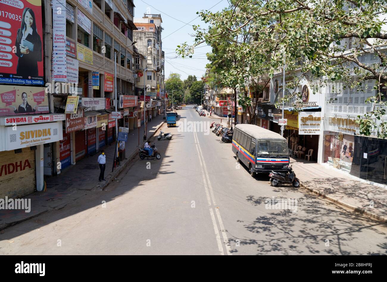 Dadar deserta ad ovest e l'area circostante il primo giorno di blocco a Mumbai a causa della pandemia di Covid 19. Focolaio del virus Corona nella terza fase a Mumba Foto Stock