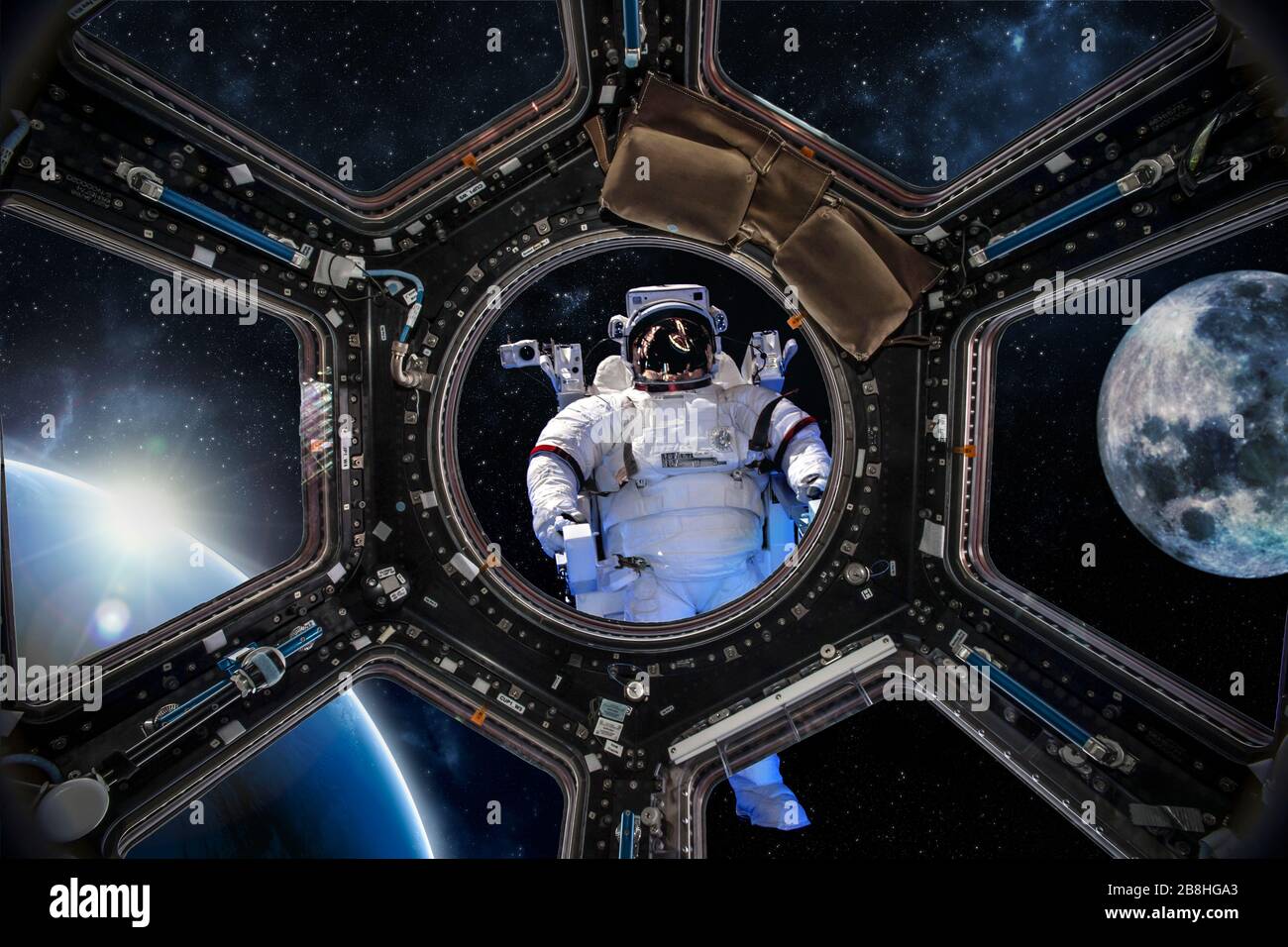 Astronauta e la vista della terra dalla navicella spaziale 'elementi di questa immagine forniti dalla NASA' Foto Stock